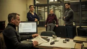 Karl Hidde (Alexander Held, 2.v.r.), Nina Petersen (Katharina Wackernagel, 2.v.l.) und Karim Uthman (Karim Günes, r.) tragen Thomas Jung (Johannes Zirner, l.) die ersten Ermittlungsergebnisse im Fall Kellermann vor.