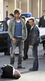 Ben (Tom Beck, l.) und Semir (Erdogan Atalay) konnten den Mörder des Drogenkuriers Toni (Stefan Koini, lieg.) nicht an de Flucht hindern.