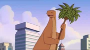Tom landet in London, und Miss Hatch und Weedon erwarten den Dinosaurier.