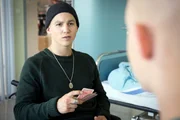 Die Leidensgenossen Leo (Tim Oliver Schultz, l.) und Jonas (Damian Hardung) vertreiben die Gedanken an Leos bevorstehende Chemo mit einem Kartenspiel.