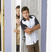 Charlie (Charlie Sheen, r.) ist ein recht wohlhabender Junggeselle mit einem Haus am Strand und einem Jaguar in der Garage. Nachdem sich sein Bruder Alan (Jon Cryer, oben l.) hat scheiden lassen, zieht er mit seinem Sohn Jake (August T. Jones, unten l.) bei Onkel Charlie ein. Das Chaos beginnt ...