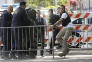 Nachdem Chin entführt wurde, versuchen Steve (Alex O'Loughlin, r.) und Danny (Scott Caan, M.) alles um ihn zu befreien. Doch das ist gar nicht so einfach, denn der Entführer ist kein Geringerer als der Mann, der für den Tod von Steves Vaters verantwortlich ist ...