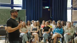Ben Salomo ist deutscher Jude, Musiker und er betreibt kritische Antisemitismus-Aufkl&auml;rung an Schulen.