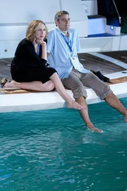 Wider Erwarten weckt Alex (Vera Farmiga, l.) in Ryan (George Clooney, r.) Gef&uuml;hle, die er l&auml;ngst vergessen hatte ...