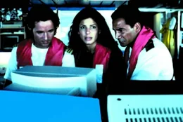 Annie (Sandra Bullock mi.) befindet sich mal wieder zur falschen Zeit am falschen Ort. Hier versucht sie gemeinsam mit den Crew-Mitgliedern Merced (Brian McCardie li.) und Juliano (Temuera Morrison re.) die Navigationssysteme des Luxusliners wieder in Betrieb zu nehmen.
