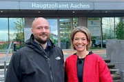 Moderatorin Anna Planken (r) zu Besuch beim Zoll in Aachen im Gespräch mit Tim Walkofer.
