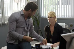 Abby Richter (Katherine Heigl, r.) ist TV-Produzentin bei einem Fernsehsender. Sie liebt ihren Job, doch die Quoten ihrer Show stimmen nicht. Ihr Boss verpflichtet daraufhin schlie&szlig;lich den TV-Macho Mike Chadway (Gerard Butler, l.), der mit "Der nackten Wahrheit" f&uuml;r bessere Quoten sorgen soll. Abby muss wider Willen mit ihm arbeiten ...