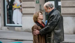 Das passt: Oma Rosa (Cornelia Froboess) und Barmann Charly (Karl Fischer).