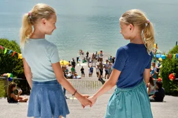 Gro&szlig;er Auftritt des Doppelten Lottchen beim Abschiedsfest am Wolfgangsee.