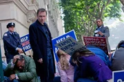 Dr. Cal Lightman (Tim Roth, Mi.) befindet sich inmitten einer Demonstration von aufgewühlten Bauern.