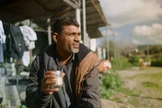 SRF school Bittere Früchte – Ausbeutung auf Europas Feldern: Teil 1 Naveed aus Pakistan erntet Oliven in Griechenland.