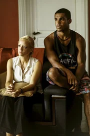 Vicky Woodward (Lucy Davis, l.) verhält sich Duncan Wood (Lucien Laviscount, r.) gegenüber sehr streng, doch wenn sie sich unbeobachtet fühlen, sind die beiden sehr vertraut miteinander.