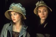 Nach dem Tod ihres Vaters m&uuml;ssen sich die Schwestern Elinor (Emma Thompson , re.) und Marianne Dashwood (Kate Winslet, li.) stark einschr&auml;nken, da das gesamte Verm&ouml;gen an den Halbbruder aus erster Ehe geht ...