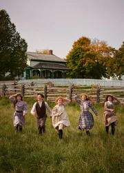 Anne Shirley (Ella Ballentine, M.) mit ihren Klassenkameradinnen