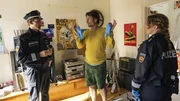 Polizist Malte Niebecker (Joshua Seelenbinder, l.) untersucht den Tatort ohne Handschuhe. Geht gar nicht, meint Tim Seebach (Oliver Mommsen, Mitte). Polizeibeamtin Wiebke Tönnessen (Antonia Bill, r.) ärgert sich, dass ausgerechnet dieser arrogante Schauspieler Malte darauf hinweisen muss. Tim ist schließlich nur TV-Kommissar!