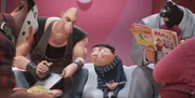 Gru (Steve Carell, 2.v.r.)