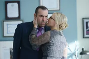 Als Louis (Rick Hoffman) die Wahrheit über Mikes Vergangenheit aufdecken will, bringt Sheila Sazs (Rachael Harris) seine Gefühlswelt zusätzlich ins Wanken. Als Louis (Rick Hoffman) die Wahrheit über Mikes Vergangenheit aufdecken will, bringt Sheila Sazs (Rachael Harris) seine Gefühlswelt zusätzlich ins Wanken.