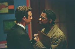 Ben Marco (Denzel Washington, r.) ist sich sicher, dass Reymond Shaw (Liev Schreiber, r.)  und seine Mutter etwas im Schilde f&uuml;hren ...