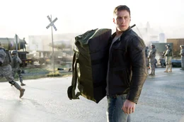 1999: Bei Bohrungen auf den Philippinen werden &Uuml;berreste gigantischer Kreaturen gefunden. Doch irgendetwas kann entkommen - mit fatalen Folgen f&uuml;r den jungen Soldaten Ford Brody (Aaron Taylor-Johnson) ...