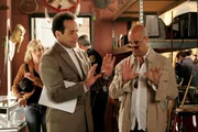 Der Schauspieler David Ruskin (Stanley Tucci, l.) soll in einem Film Adrian Monk (Tony Shalhoub, l.) darstellen und er nimmt seine Rolle sehr ernst ... Der Schauspieler David Ruskin (Stanley Tucci, l.) soll in einem Film Adrian Monk (Tony Shalhoub, l.) darstellen und er nimmt seine Rolle sehr ernst ...
