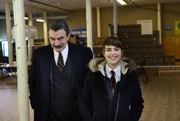 Nicky (Sami Gayle, r.) ist &uuml;beraus stolz auf ihren Opa (Tom Selleck, l.), als der im Ermessen entscheidet und die lizenzlose Spendenorganisation doch nicht bestraft ...