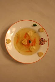 Als Vorspeise serviert Christine Wutz eine leichte Gemüsesuppe mit einer Biskuitteig-Einlage.