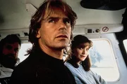 Professor Atticus (Brian Blessed) hat es sich in den Kopf gesetzt, das Rätsel um die versunkene Stadt Atlantis zu lüften. Er bittet seinen ehemaligen Studenten MacGyver (Richard Dean Anderson) um Hilfe. Zusammen mit Kelly (Sophie Ward) fliegen sie zurück nach Thera, um mit der Fackel, einem Medaillon und einer Truhe, den Schatz von Atlantis zu heben.