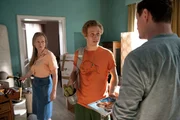 Anja Wagner (Anja Schneider) beobachtet, wie ihr Sohn Niklas (Max Schimmelpfennig, Mitte) sich beim Einzug in die elterliche Wohnung mit ihrem Lehrerkollegen Karl (Shenja Lacher) unterhält. Anja Wagner (Anja Schneider) beobachtet, wie ihr Sohn Niklas (Max Schimmelpfennig, Mitte) sich beim Einzug in die elterliche Wohnung mit ihrem Lehrerkollegen Karl (Shenja Lacher) unterhält.