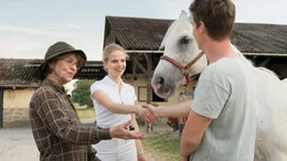 Maria Kaltenbach (Cornelia Froboess, links) hat eine neue Mitarbeiterin, Isabell (Lili Epply, Mitte). Sie ahnt nicht, dass diese einen fiesen Plan hat.