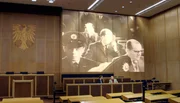 Projektion vom ersten Frankfurter Auschwitz-Prozess (1963-1965) im Frankfurter R&ouml;mer (damaliger Verhandlungsort). Gerhard Wiese (ehem. Staatsanwalt vom Auschwitz-Prozess), vorne rechts, im Gespr&auml;ch mit Prof. Dr. Helmut F&uuml;nfsinn (ehem. Hessischer Generalstaatsanwalt), links.