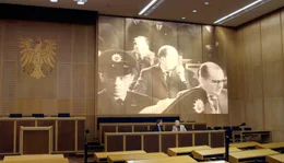 Projektion vom ersten Frankfurter Auschwitz-Prozess (1963-1965) im Frankfurter R&ouml;mer (damaliger Verhandlungsort). Gerhard Wiese (ehem. Staatsanwalt vom Auschwitz-Prozess), vorne rechts, im Gespr&auml;ch mit Prof. Dr. Helmut F&uuml;nfsinn (ehem. Hessischer Generalstaatsanwalt), links.