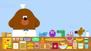 Für ein gemeinsames Frühstück bereitet Duggee jedem der Quirlies genau das zu, was sie am liebsten essen. Keine leichte Aufgabe! Für ein gemeinsames Frühstück bereitet Duggee jedem der Quirlies genau das zu, was sie am liebsten essen. Keine leichte Aufgabe!