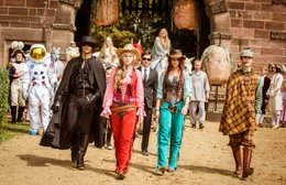 Tarik (Emilio Moutaoukkil, l.), Bibi (Lina Larissa Strahl, 2.v.l.), Tina (Lisa-Marie Koroll, 2.v.r.) und Alex (Louis Held, r.) haben sich f&uuml;r das Kost&uuml;mfest auf Schloss Falkenstein verkleidet.