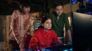 Hakim (Mads Albatros) und Moritz (Jan Friedrichsen) schauen Jasina (Sophia Grande) beim Recherchieren über die Schulter.