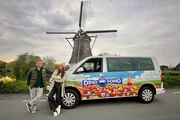 Viola Tami und Jan Fitze mit dem Ding Dong-Bus vor einer Windmühle Viola Tami und Jan Fitze mit dem Ding Dong-Bus vor einer Windmühle