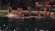 Partystimmung bei Fatih (l.), Dominik, Florian, Filippo (4.v.l.), Eugen, Diogo, Siria, Hanna, Pia und Michelle (l.) in der Frauen Villa.