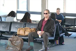 Nach anf&auml;nglichem Z&ouml;gern erkl&auml;rt sich Kyle (Jeff Bridges) bereit, seinen Sohn zur schwer erkrankten Mutter zu begleiten. Doch ungl&uuml;cklicherweise darf der hoch dekorierte Ex-Footballprofi nicht mit dem Flugzeug reisen ...