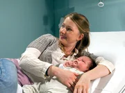 Bettina Wegner (Katja Studt) hat nach dem Ergebnis ihrer Untersuchung Angst, sich nicht mehr um ihre Tochter kümmern zu können. Sie hat Multiple Sklerose. In der Sachsenklinik erfährt sie von neuen Therapien und Möglichkeiten mit der Krankheit umzugehen. Diese Aufklärung gibt ihr Hoffnung.