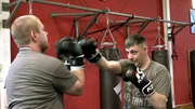 Jean (li.) und Carsten beim Boxtraining