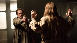 CIA-Agent Colin Sanders (Artjom Gilz) stellt Saskia Starke (Petra Schmidt-Schaller) zur Rede.