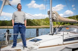 Ein Boot auf R&uuml;gen: Peer (Dirk Borchardt) hat nun einen Grund mehr, um in der N&auml;he von Nora zu sein.
