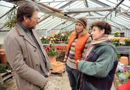 Maria (Monika Baumgartner) will ihre Nichte Johanna (Gesine Cukrowski, Mitte) dazu &uuml;berreden, sich von ihrem Exmann Kilian (Michael Fitz) helfen zu lassen.