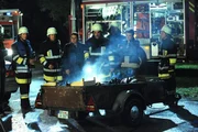 Die Feuerwehrler glauben, dass ein Feuerteufel sein Unwesen treibt. Von links: Sebastian Wildner (Herbert Ulrich), Roland Bamberger (Horst Kummeth), Monika Vogl (Christine Reimer), Mike Preissinger (Harry Blank), Florian Brunner (Tommy Schwimmer) und Xaver (Michael Schreiner). Die Feuerwehrler glauben, dass ein Feuerteufel sein Unwesen treibt. Von links: Sebastian Wildner (Herbert Ulrich), Roland Bamberger (Horst Kummeth), Monika Vogl (Christine Reimer), Mike Preissinger (Harry Blank), Florian Brunner (Tommy Schwimmer) und Xaver (Michael Schreiner).
