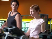 F&uuml;r ihren Sohn Lutz w&uuml;nscht sich Gerlinde (Adele Neuhauser, l.) nur eines: eine perfekte Schwiegertochter - keineswegs Rebecca (Katharina Sch&uuml;ttler, r.) ...