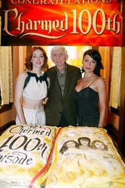 Charmed feiert Jubil&auml;um: Paige (Rose McGowan, l.) Produzent Aaron Spelling (M.) und Phoebe (Alyssa Milano, r.) ...