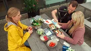 Härtetest im Klettergarten: Hendrike Brenninkmeyer (l.), unterzieht drei Lunchboxen einem Praxistest.