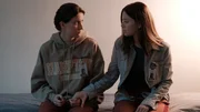 Luce (Jessica Alexander, r.) stellt Mitbewohnerin Arriane (Josefine Koenig, l.) zur Rede &ndash; und macht ihr zugleich ein Versprechen.
