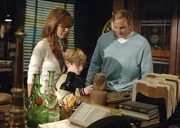 Elliot (Nathan Gamble, M.) ist hochbegabt, doch seiner Mutter Nina (Nikki Cox, l.) fehlt das Geld, um ihn auf eine entsprechende Schule zu schicken. Rick Paynes (Jay Mohr, r.) ist sofort bereit, die Kosten dafür zu übernehmen ... Elliot (Nathan Gamble, M.) ist hochbegabt, doch seiner Mutter Nina (Nikki Cox, l.) fehlt das Geld, um ihn auf eine entsprechende Schule zu schicken. Rick Paynes (Jay Mohr, r.) ist sofort bereit, die Kosten dafür zu übernehmen ...