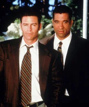 (1. Staffel) - Inspector Andy Trudeau (T.W. King, l.) und Morris Daryl (Dorian Gregory, r.)