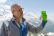 Eric Maréchal, Biochemiker am französischen Forschungszentrum CNRS, untersucht ein Phänomen, das als Blutschnee bezeichnet wird. Eric Maréchal, Biochemiker am französischen Forschungszentrum CNRS, untersucht ein Phänomen, das als Blutschnee bezeichnet wird.